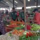 Foto: Serda M. Yani, melaksanakan pendampingan peninjauan harga sembako di Pasar Tradisional Desa Kutorenon. @by_News9.id