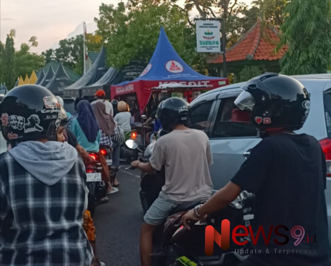 Foto: Bazar UMKM tandingan di sepanjang Jalan Kemayoran - Pamekasan, @by_News9.id