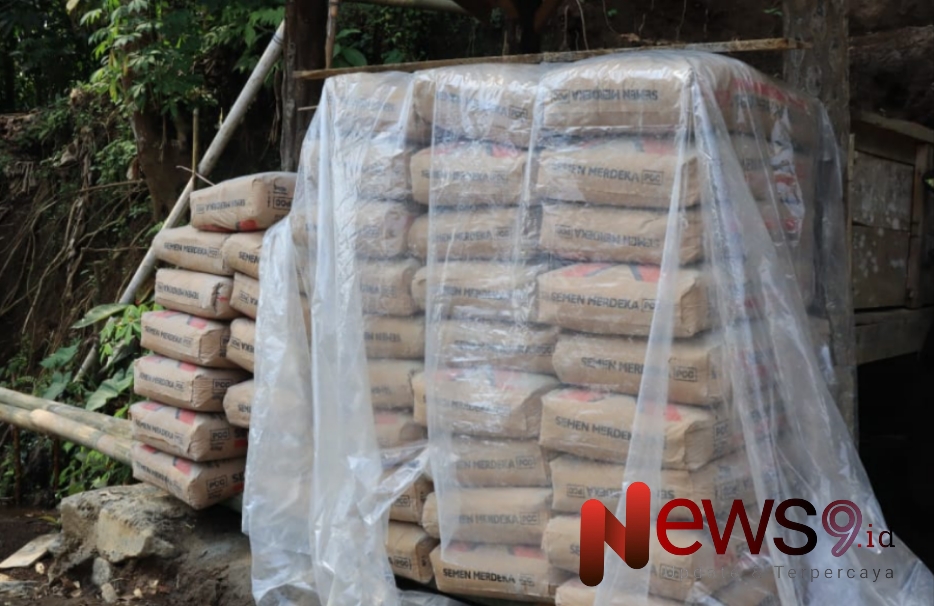 Foto: Ketersediaan material dan semen untuk pengerjaan rabat jalan selalu terjaga. @by_News9.id