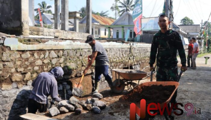 Semangat Ramadhan, Satgas TMMD Bersama Warga Perkuat Struktur Masjid Baitul Hikmah