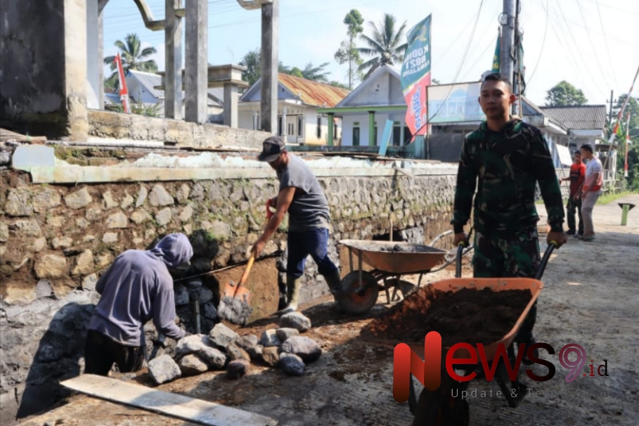 Foto: Serda Dimas Candra bersama masyarakat melaksanakan pemasangan plengsengan di Masjid Baitul Hikmah, Dusun Tugu. @by_News9.id