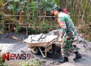 Semangat Kebersamaan! Babinsa Dadapan Bantu Warga Pasang Paving Blok Jalan Dusun 