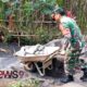 Foto: Koptu Adrian Jaya Kasih Guntu, turut serta membantu warga dalam kerja bakti. @by_News9.id