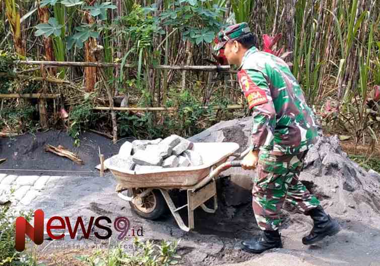 Foto: Koptu Adrian Jaya Kasih Guntu, turut serta membantu warga dalam kerja bakti. @by_News9.id