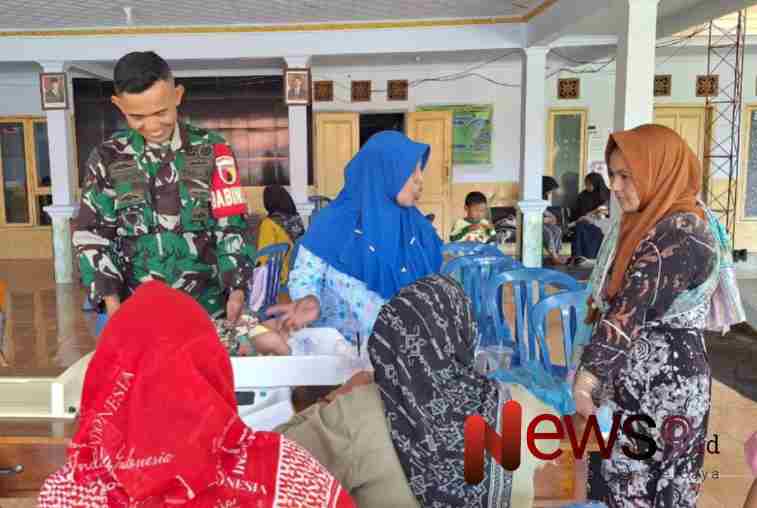 Foto: Sertu Muhtaryono, turut serta dalam kegiatan Posyandu Balita. @by_News9.id