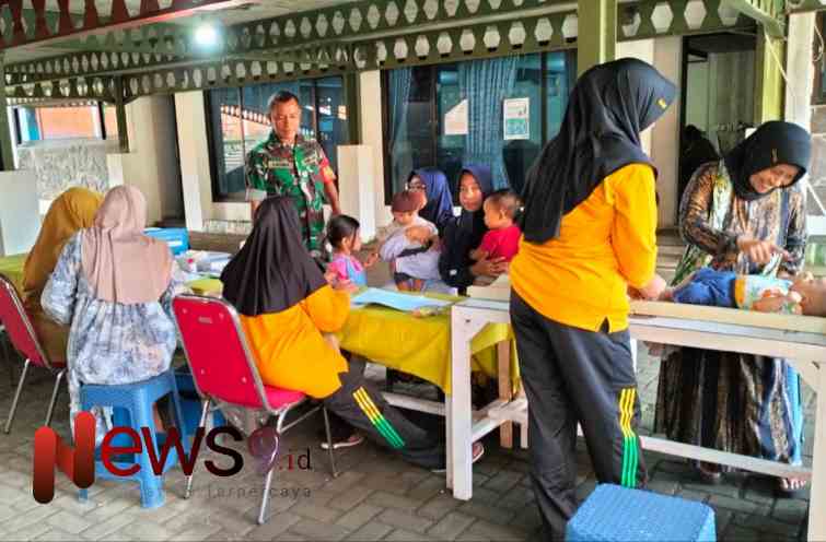 Foto: Sertu Lahidi, bersama Bidan Desa melaksanakan monitoring kegiatan Posyandu. @by_News9.id