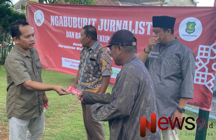 Foto: Ketua DPC PWRI Sumenep, Rusydiyono, saat memberikan Voucher takjil, @by_News9.id