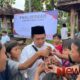 Foto: Ketua PWRI Sumenep, Rusydiyono, saat berbagi kebaikan dengan voucher takjil gratis. @by_News9.id