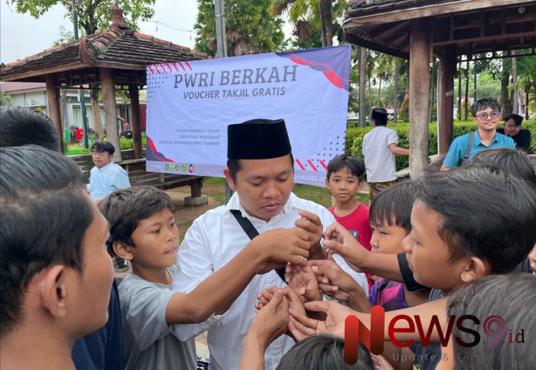 Foto: Ketua PWRI Sumenep, Rusydiyono, saat berbagi kebaikan dengan voucher takjil gratis. @by_News9.id