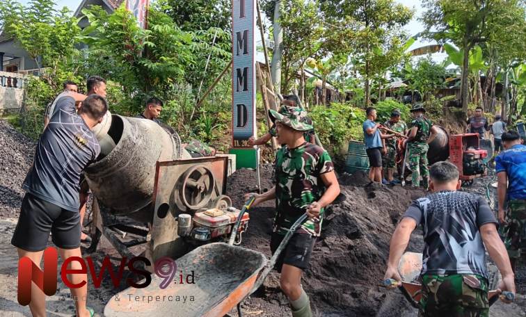 Foto: Pengecoran jalan di Dusun Mlambing, Desa Burno, Kecamatan Senduro, telah memasuki tahap akhir. @by_News9.id