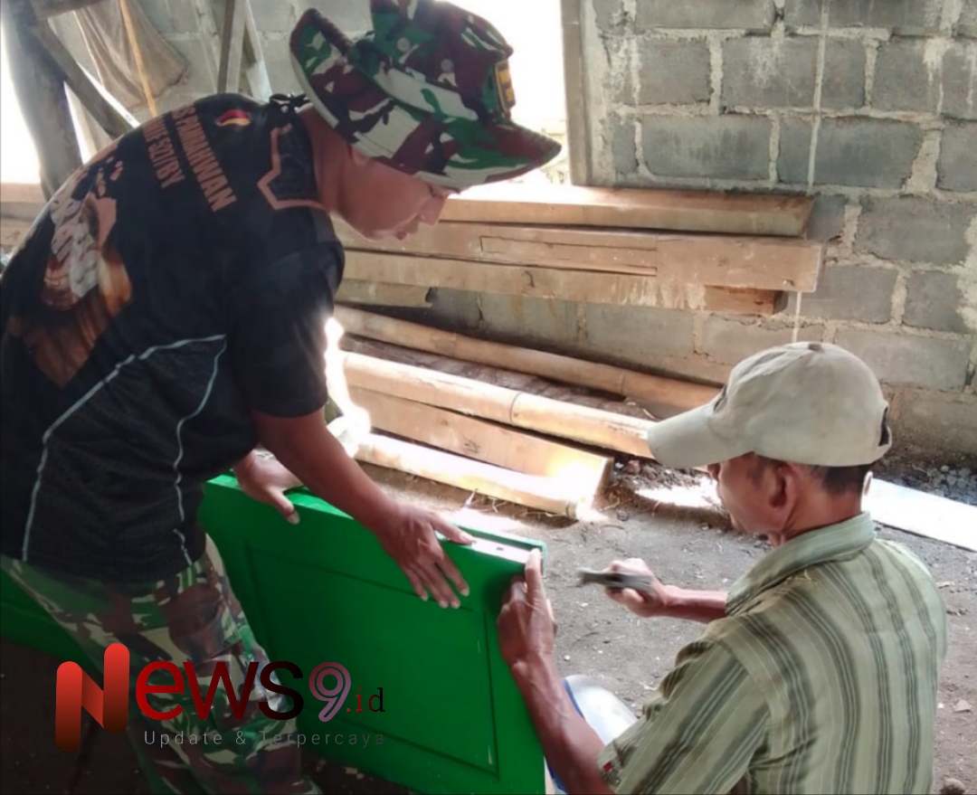 Foto: Satgas TMMD melaksanakan renovasi Rumah Tidak Layak Huni (RTLH) milik Ibu Ngatijah. @by_News9.id