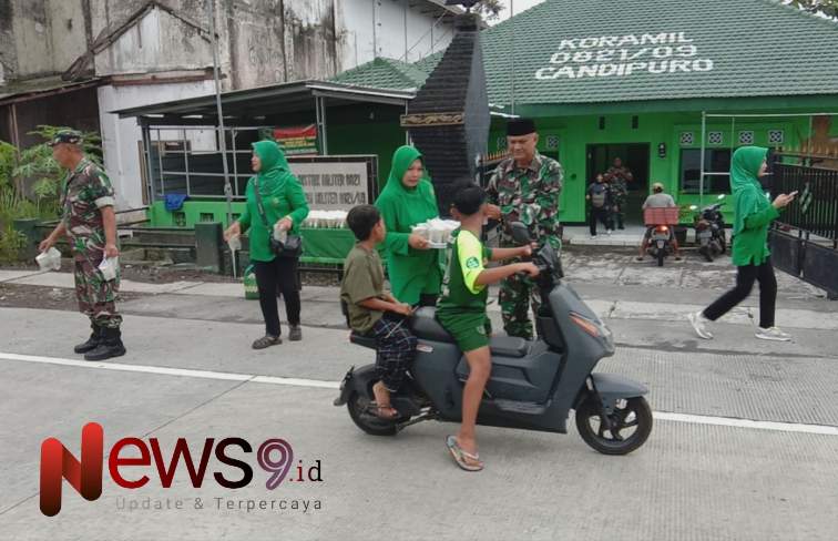 Foto: Sertu Yuliantono, turut serta mendampingi kegiatan pembagian takjil yang dilaksanakan oleh Persit KCK Ranting 10 Candipuro. @by_News9.id