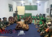 Peduli Sesama di Bulan Ramadan, Babinsa Condro Turut Bagikan Takjil untuk Warga 