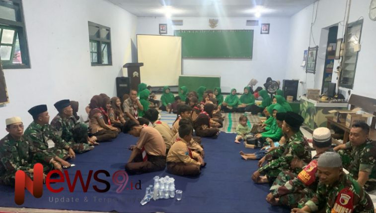 Foto: Sertu Joko Purnomo turut serta dalam aksi berbagi takjil gratis kepada masyarakat. @by_News9.id