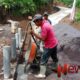 Foto: Kegiatan merapikan kedua sisi jalan Rabat Beton yang telah selesai. @by_News9.id