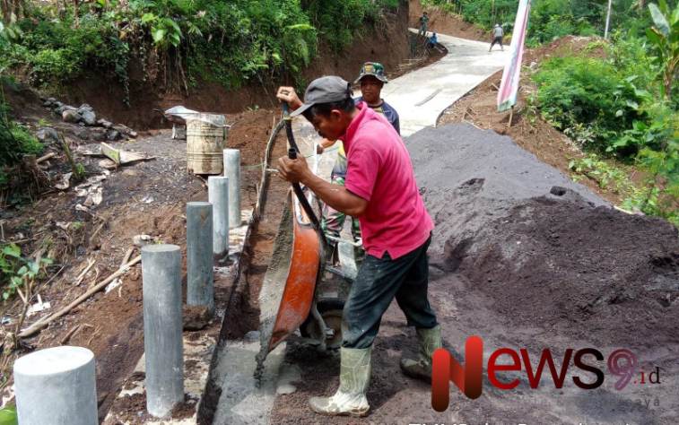 Foto: Kegiatan merapikan kedua sisi jalan Rabat Beton yang telah selesai. @by_News9.id
