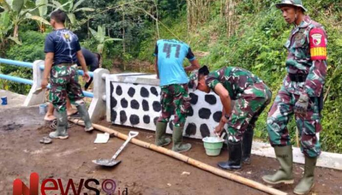 Satgas TMMD dan Warga Bersinergi, Pengecatan Jembatan Hampir Rampung