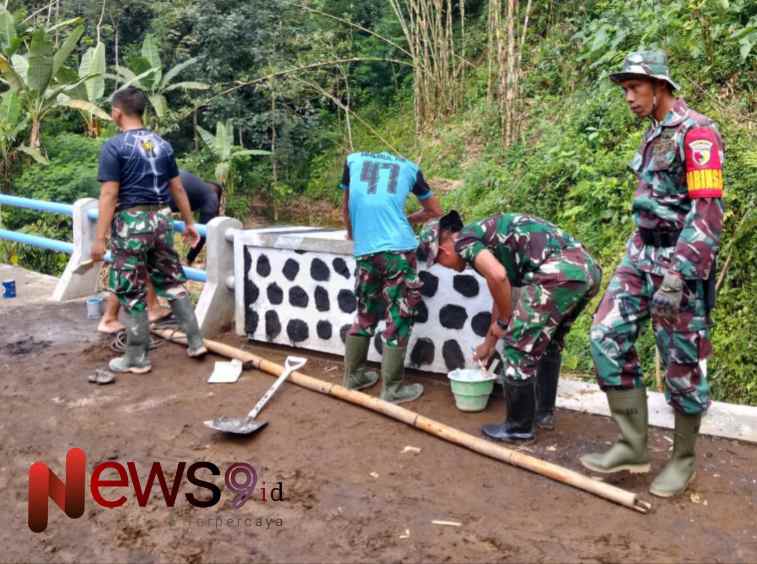 Foto: Pengecatan di Jembatan Dusun Tugu. @by_News9.id
