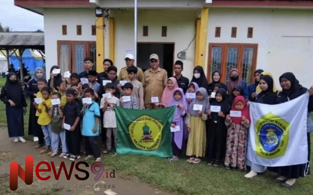Foto: Badan Eksekutif Mahasiswa (BEM) Stika Al Hidayah dan Kepala Desa Paseraman bersama para anak yatim. @by_News9.id