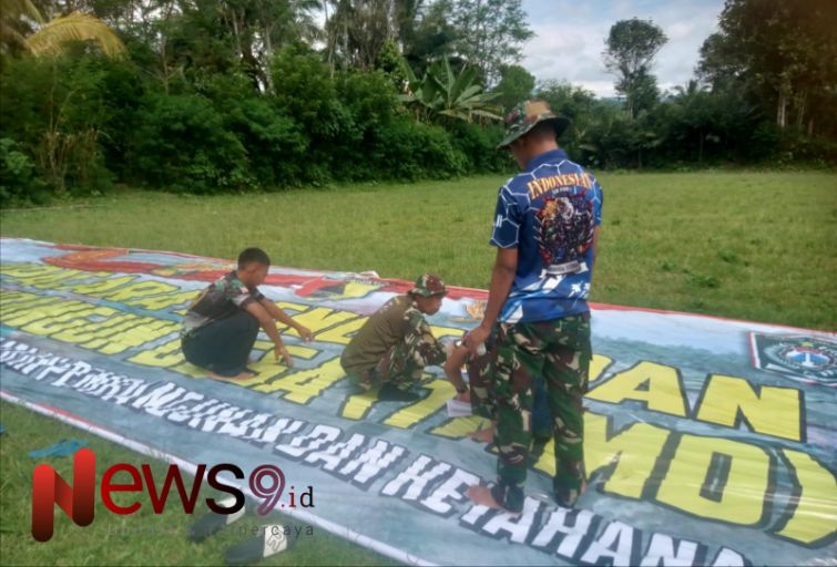 Foto: Pemasangan banner resmi penutupan TMMD di Dusun Tugu, Desa Burno, Kecamatan Senduro, @by_News9.id