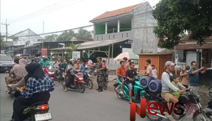 Peduli Sesama, Babinsa Kunir Lor Bersama Pramuka Saka Wira Kartika Bagikan Takjil Gratis