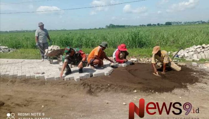 Gotong Royong di Bulan Puasa, Babinsa Kaliboto Lor Beri Motivasi Warga Pasang Paving blok 