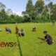 Foto: Melaksanakan perapian rumput di lapangan sepak bola Desa. @by_News9.id