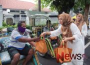Persit KCK Cabang XXXV Kodim 0821/Lumajang Berbagi Takjil untuk Tukang Becak di Kota Lumajang