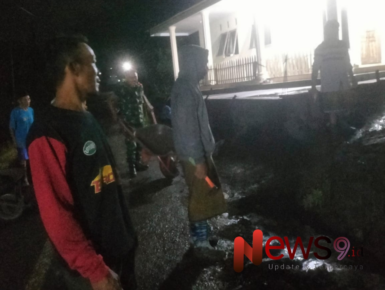 Foto: Serda Sigit Andi Irawan, bersama warga melaksanakan pengecoran halaman dan plengsengan Musala Al Ikhlas. @by_News9.id