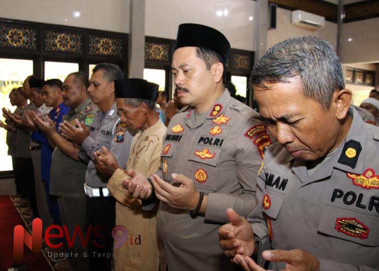 Foto: Kapolres Sumenep AKBP Henri Noveri Santoso, Wakapolres Kompol Masyhur Ade, para PJU, dan para Kapolsek Jajaran. @by_News9.id