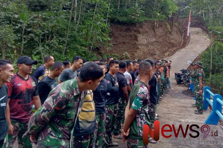 Foto: Apel pagi untuk pengecekan purna tugas di Jembatan Dusun Mlambing, Desa Burno, Kecamatan Senduro. @by_News9.id