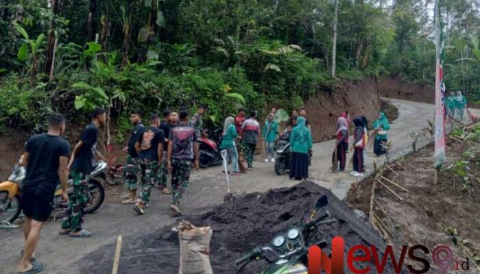 Satgas TMMD dan Warga Gotong Royong Bersihkan Jalan Jelang Penutupan