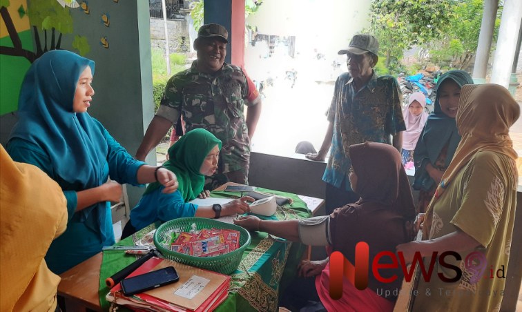Foto: Sertu Ade Dian Febrianto, turut mendampingi Bidan Desa dalam kegiatan Posyandu Lansia. @by_News9.id