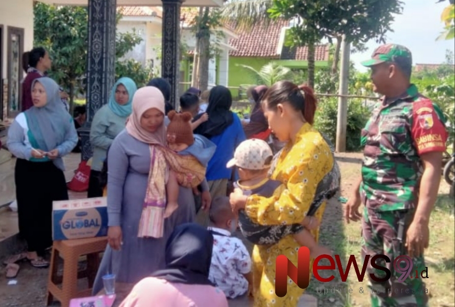 Foto: Sertu Imam Munandar, turut serta dalam pendampingan kegiatan imunisasi balita. @by_News9.id