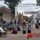 Foto: Dharma Wanita Persatuan (DWP) Kantor Kecamatan Bluto, Kabupaten Sumenep, saat membagikan takjil gratis. @by_News9.id