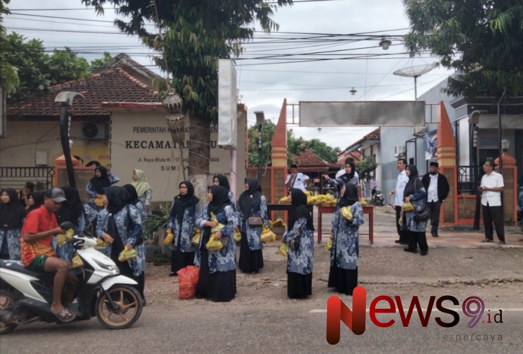 Foto: Dharma Wanita Persatuan (DWP) Kantor Kecamatan Bluto, Kabupaten Sumenep, saat membagikan takjil gratis. @by_News9.id