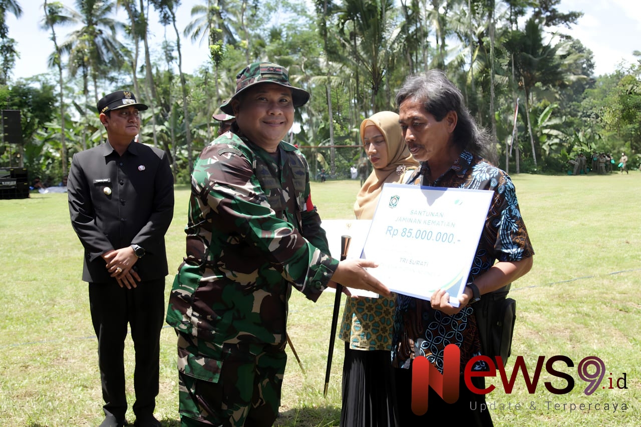 Foto: Penyerahan bantuan secara simbolis kepada masyarakat sebagai wujud nyata kepedulian pemerintah dan TNI. @by_News9.id