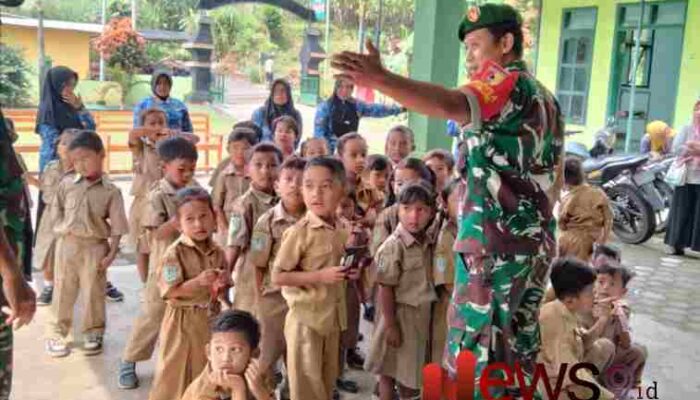 Edukasi Menarik! Babinsa Tanggung Kenalkan Lingkungan Koramil kepada Siswa TK