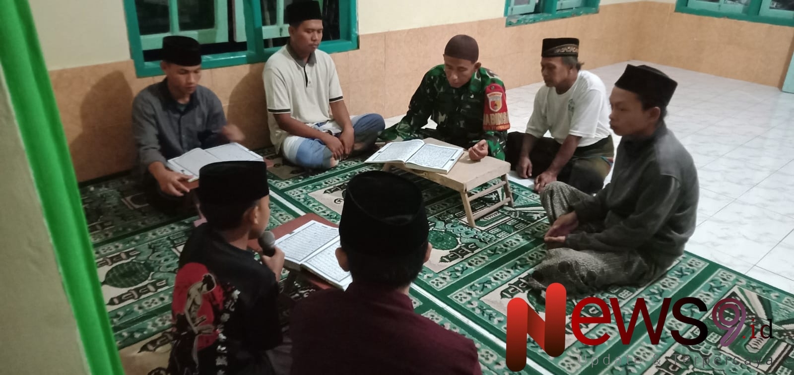 Foto: Serma Muh. Soli, melaksanakan kegiatan tadarus Al-Qur'an bersama warga. @by_News9.id