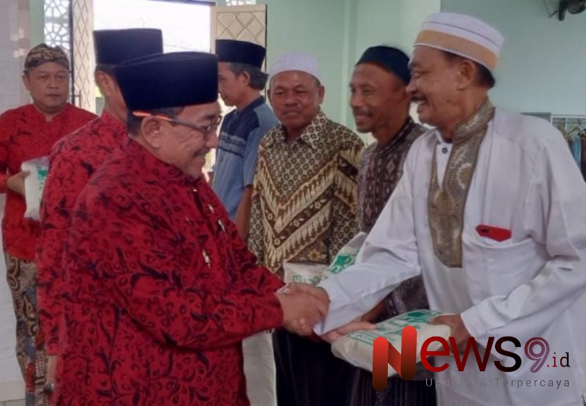 Foto: Wabup Imam Hasyim didampingi Kadinsos P3A Sumenep saat penyaluran zakat fitrah secara simbolis di Masjid Sumekar. @by_News9.id