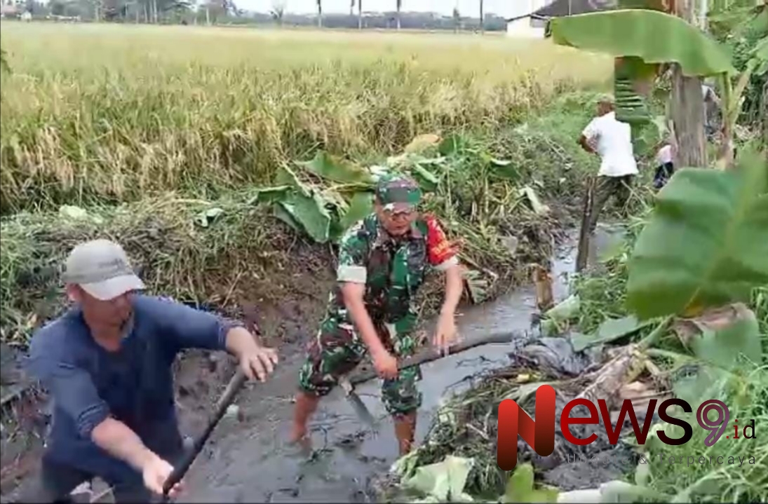 Foto: Sertu Joko Tulup, bersama Kelompok Tani (Poktan) Suko Tani I, melaksanakan kegiatan normalisasi saluran irigasi. @by_News9.id