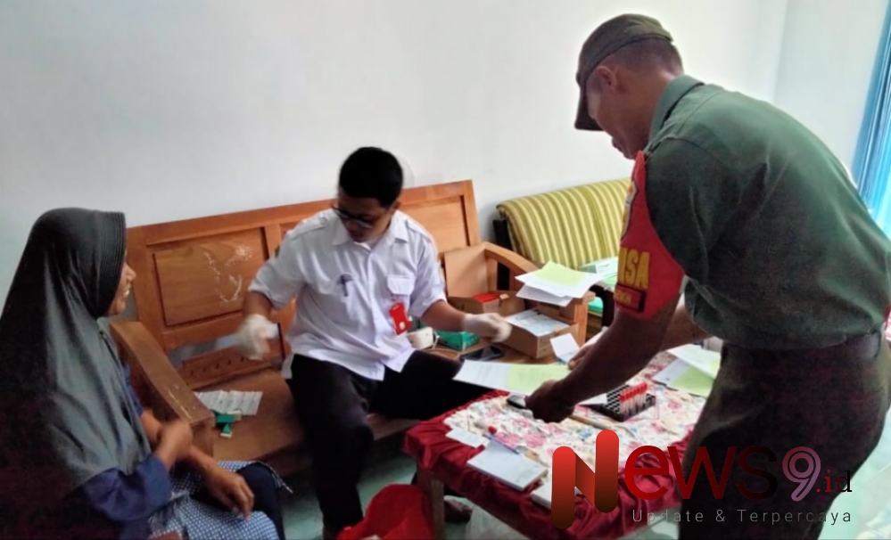 Foto: Serda M. Yani, bersama Ketua TP PKK Kutorenon, dampingi kegiatan pemeriksaan gratis oleh Puskesmas Sukodono. @by_News9.id