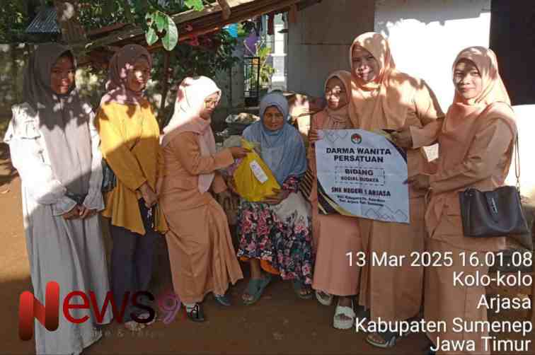 Foto: Dharma Wanita Persatuan (DWP) dan Organisasi Siswa Intra Sekolah (OSIS) SMKN 1 Arjasa, @ by_News9.id