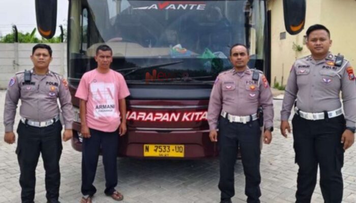 Foto: Sopir dan barang bukti berupa bus Harapan Kita yang terlibat dalam kecelakaan kini diamankan di Unit Laka Lantas Polres. @by_News9.id