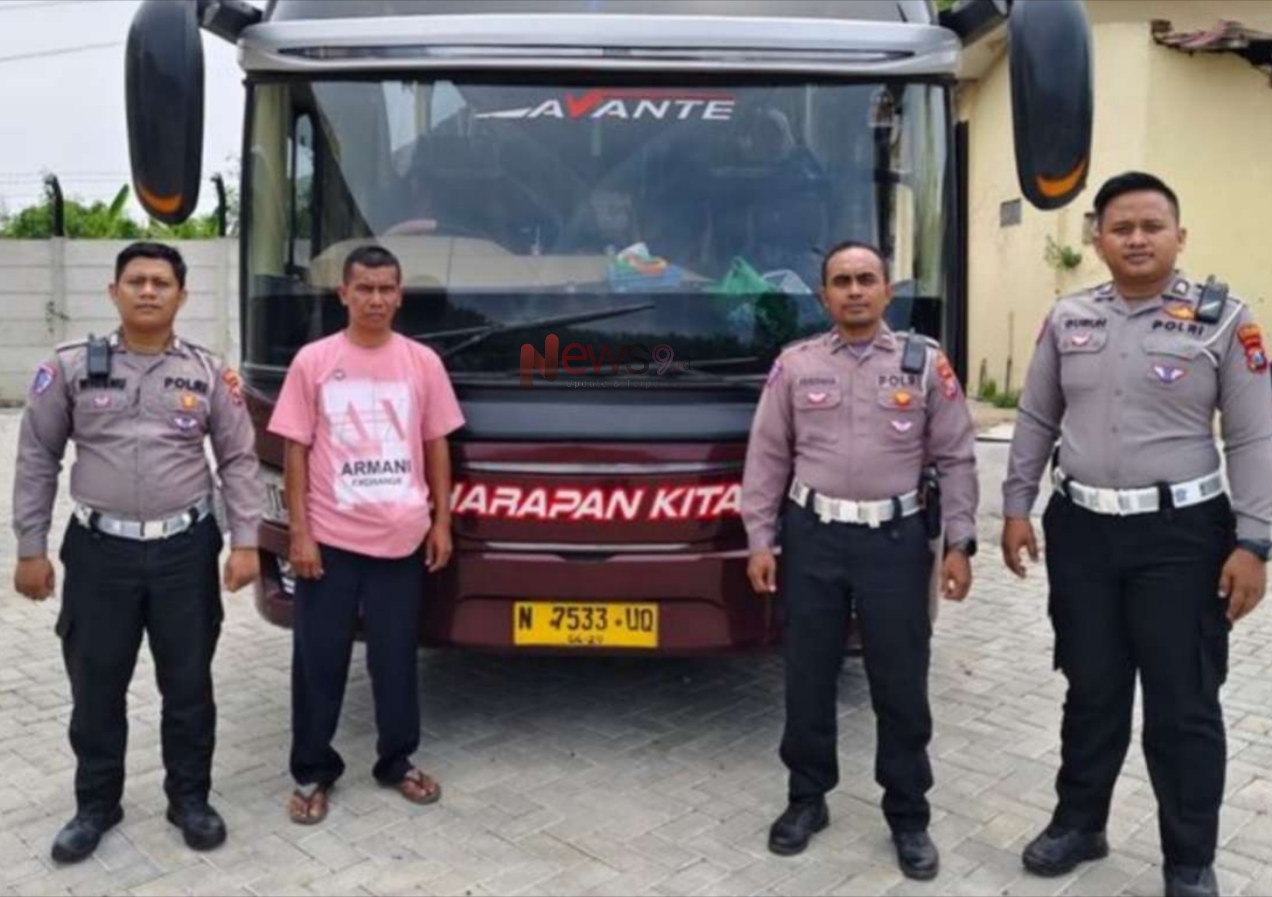 Foto: Sopir dan barang bukti berupa bus Harapan Kita yang terlibat dalam kecelakaan kini diamankan di Unit Laka Lantas Polres. @by_News9.id