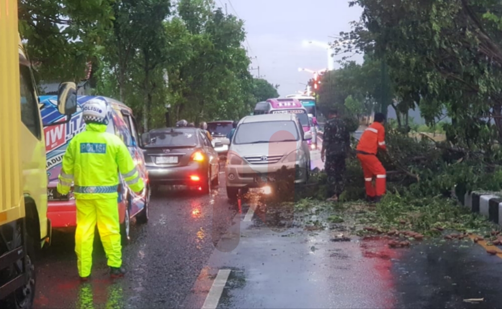 Foto: Tim Elang Satlantas Polres Sumenep bergerak cepat menuju lokasi. @by_News9.id