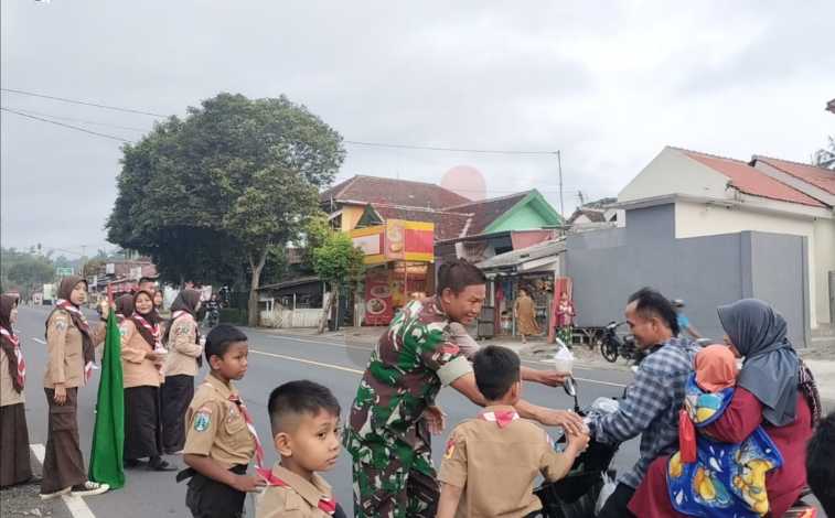 Foto: Koptu Bahron Adi Saputro, mengawal kegiatan pembagian takjil. @by_News9.id