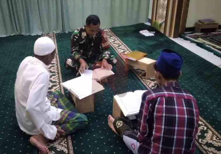 Foto: Babinsa melaksanakan anjangsana ke  warga. @by_News9.id