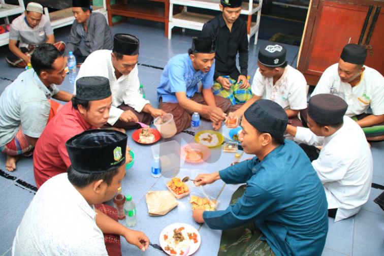 Foto: Kepala Lembaga Pemasyarakatan (Lapas) Kelas IIA Banyuwangi, saat menggelar buka puasa bersama dengan warga binaan. @by_News9.id