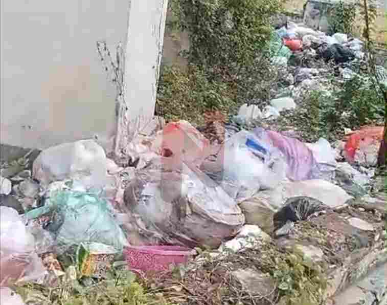 Foto: Tumpukan sampah di belakang kantor Kecamatan Kalianget, @by_News9.id